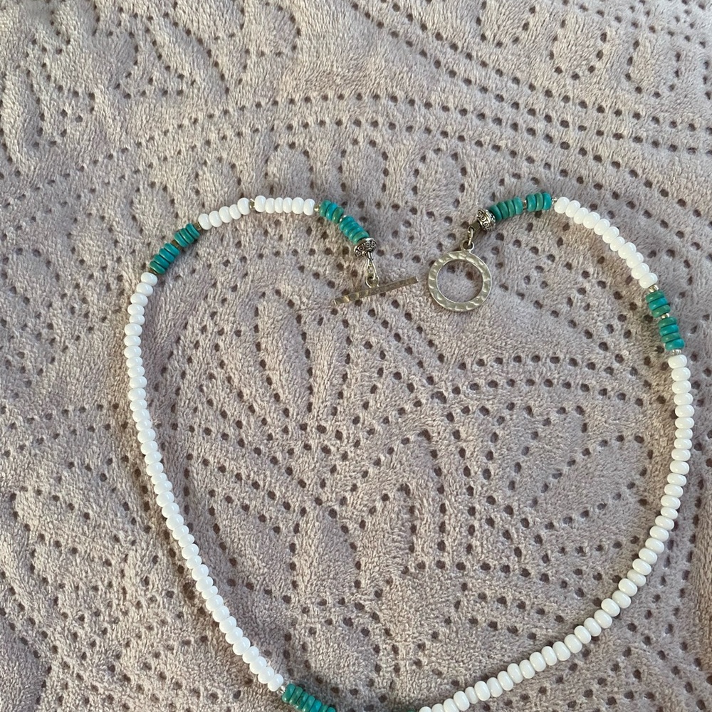 17” choker style necklace white glass beads and turquoise dyed howlite - Picture 5 of 5
